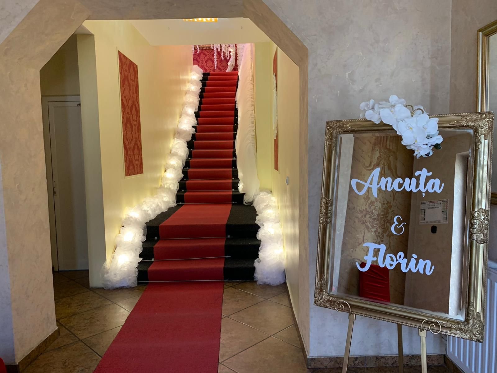 Intrarea în salon decorată cu covor roșu pentru nuntă