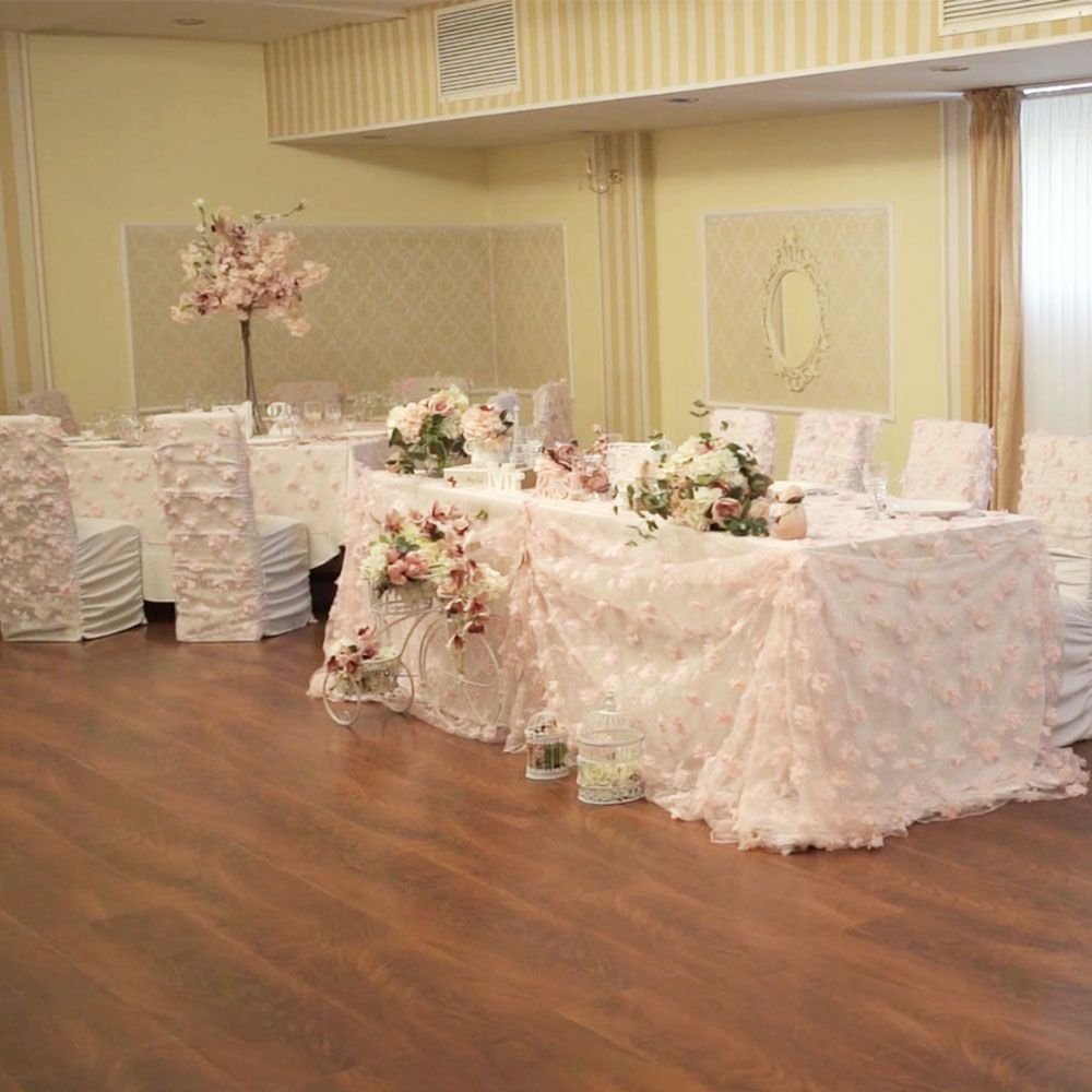 Salon Casa Chianti pregătit pentru eveniment, cu decor în nuanțe de roz