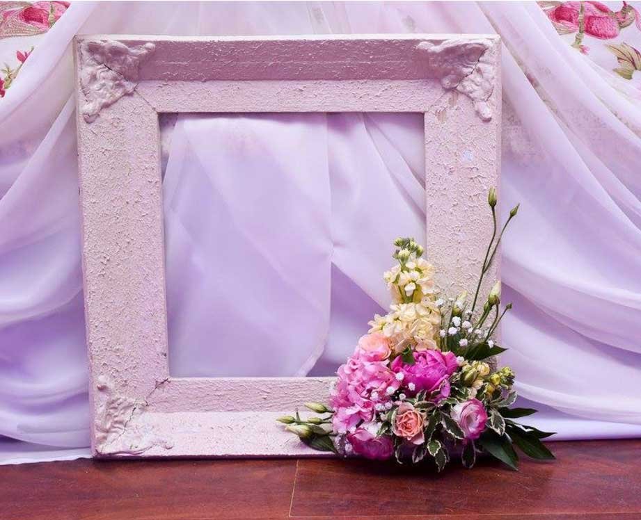 Ramă decorativă cu buchet de flori în Salonul Florența