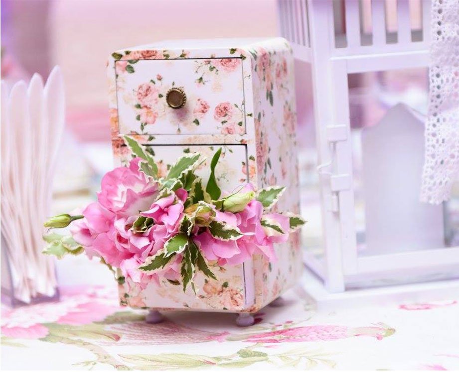 Cutiuță decorativă cu flori roz pe masa festivă din Salonul Florența