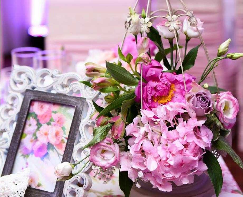 Aranjament floral cu bujori și hortensii în Salonul Florența