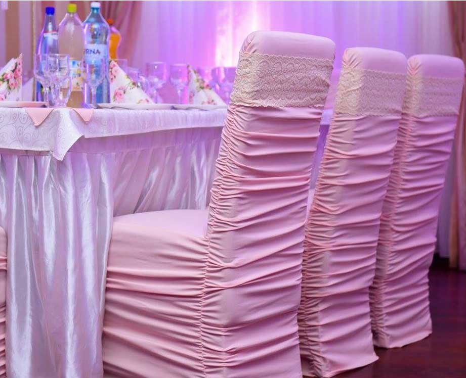 Scaune cu huse roz și dantelă în Salonul Florența