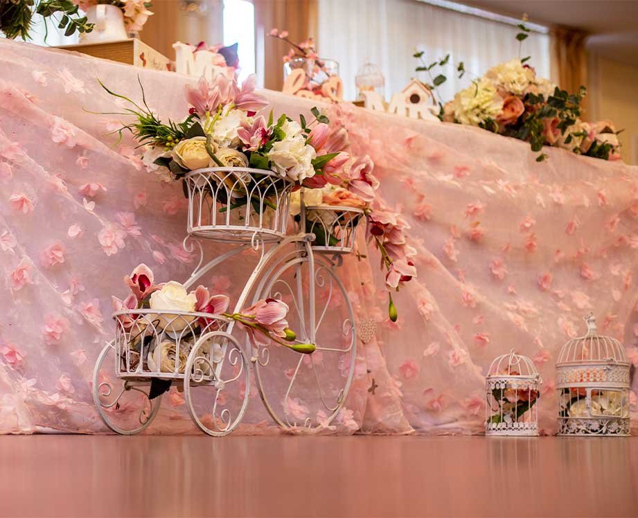 Decor floral cu bicicletă decorativă și colivii albe, în Salonul Florența