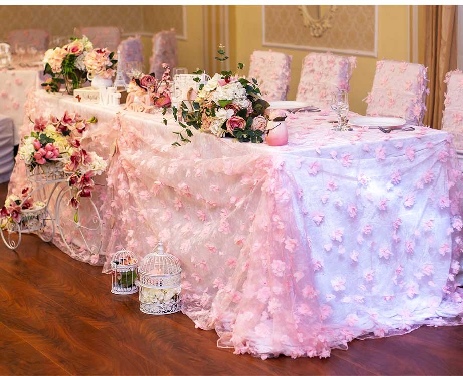 Masa principală decorată în nuanțe de roz pudrat, în Salonul Florența