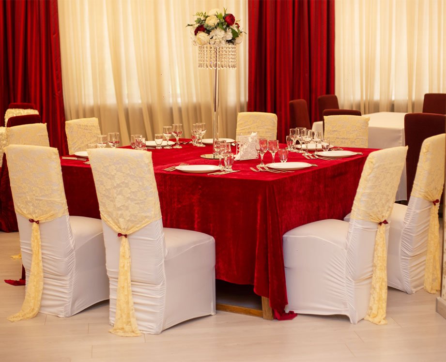 Masă pentru invitați cu aranjament floral înalt, în Salonul Roma