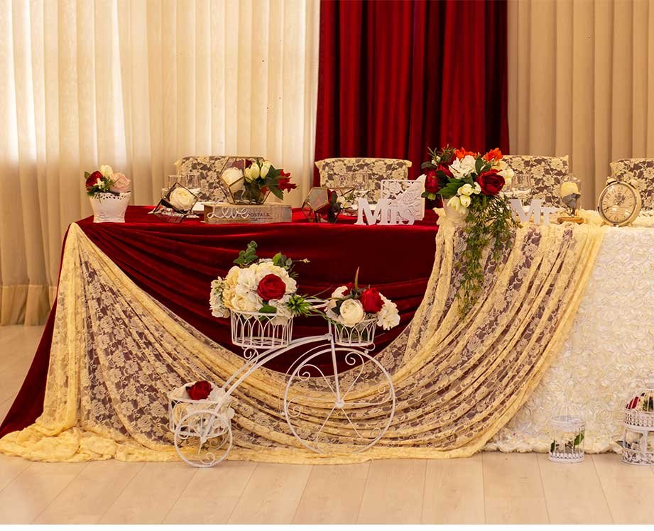 Masa mirilor decorată în Salonul Roma de la Casa Chianti